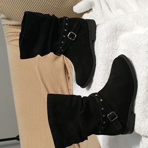 Gently worn ,calf length black Boots (toddler 10)